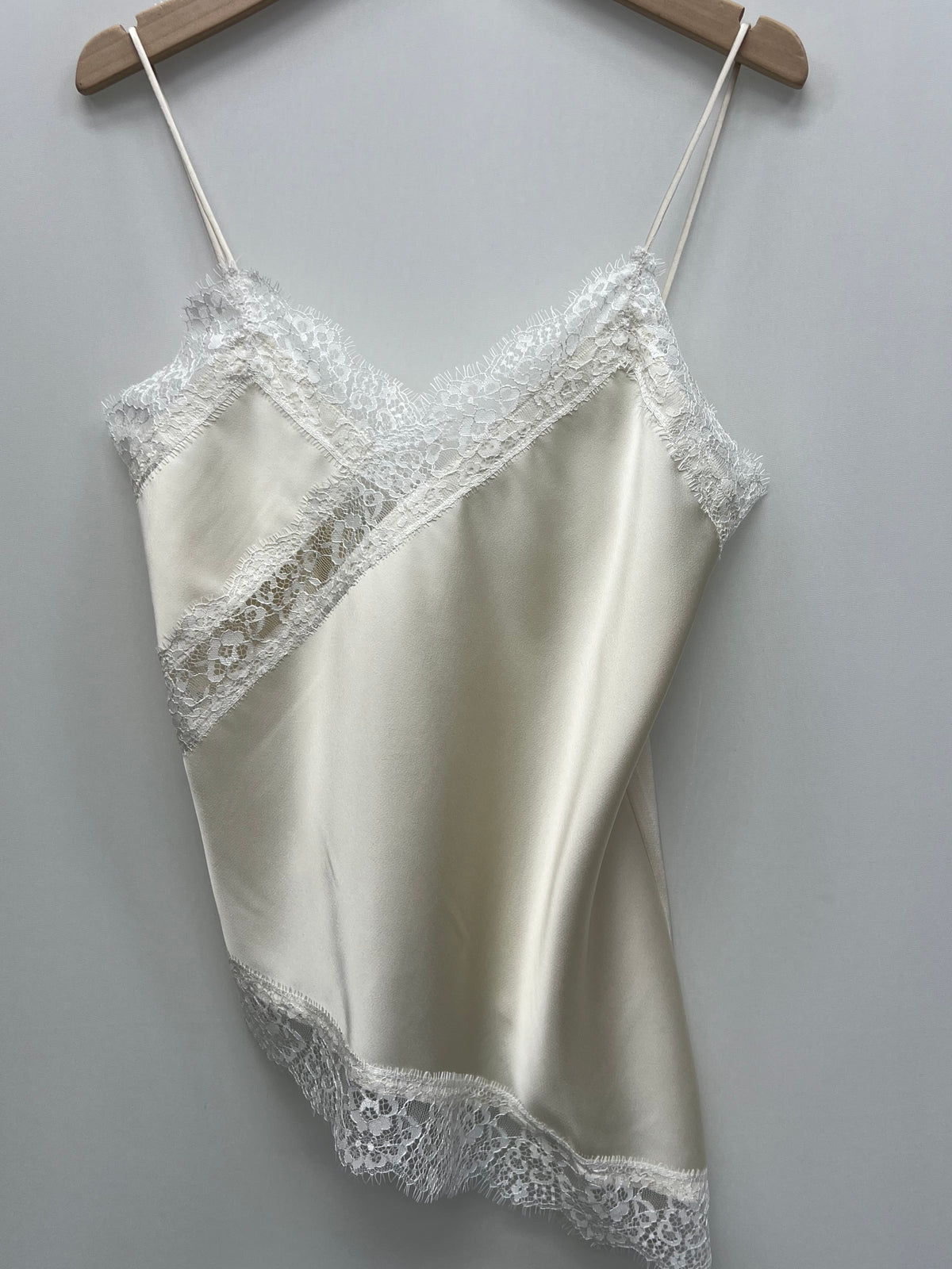 Top dentelle asymétrique crème