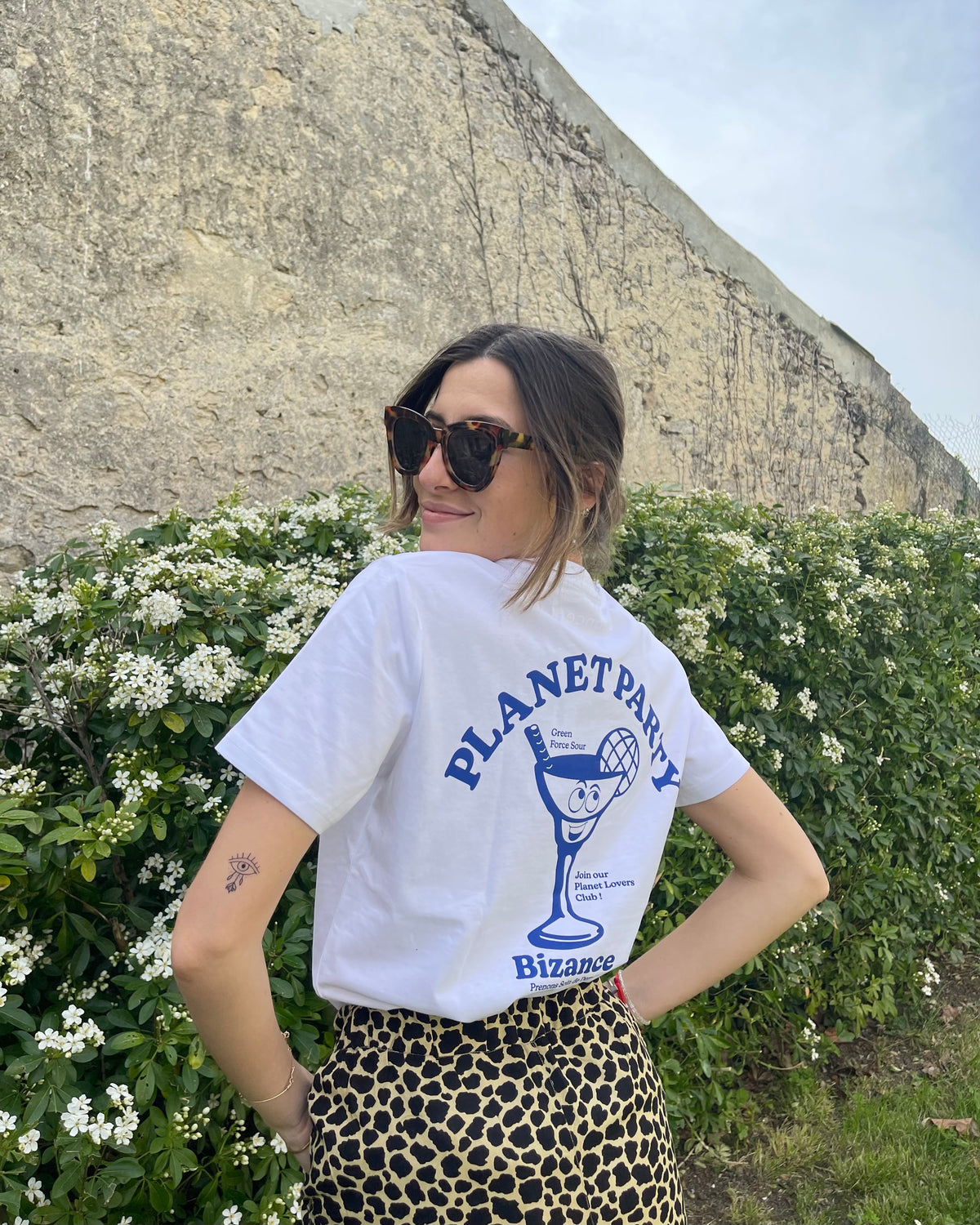 Tee-shirt Bizance Paris blanc imprimé verre bleu marine. Inscription Planet Party